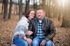 秋季树林依偎在一起的老夫妻图片